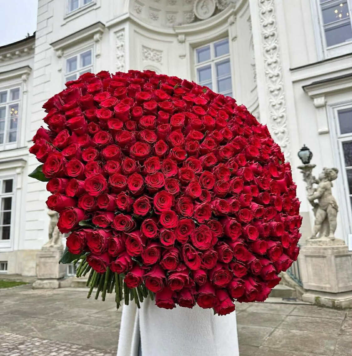 grand_luxury_bouquet_of_300_deep_red_roses_los_angeles.jpg